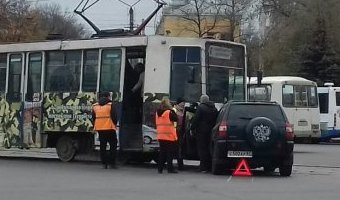 В Смоленске столкнулись внедорожник и трамвай