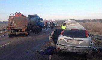 Под Воронежем Ford Focus врезался в грузовик с цистерной - водитель не выжил