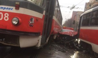 В Москве трамваи зажали легковушку