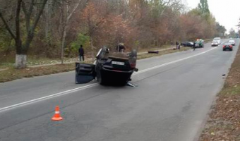 В Киеве белка испугала водителя и он перевернул свой автомобиль