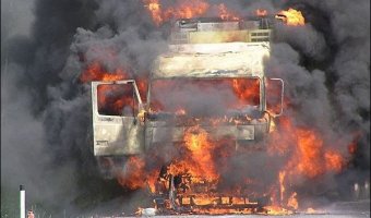 Под Волгоградом водитель «Опеля» выехала на встречку и погибла, врезавшись в КамАЗ