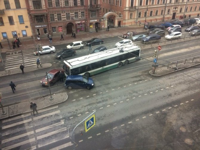 На Лиговском в Петербурге автобус протаранил две машины (2)
