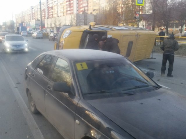 В Тольятти в ДТП с перевернувшейся маршруткой пострадали люди (2)