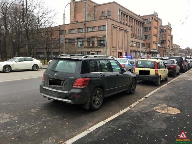 В Петербурге загорелся эвакуатор с автомобилем на нем (4)
