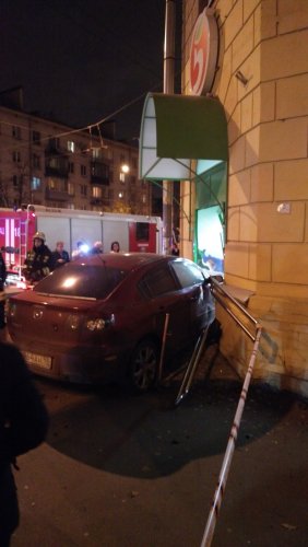В Петербурге автомобиль врезался в магазин, сбив пешехода (4).jpg