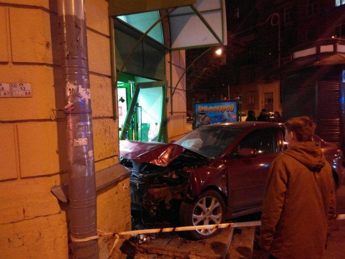 В Петербурге автомобиль врезался в магазин, сбив пешехода (3).jpg