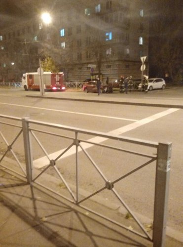 В Петербурге автомобиль врезался в магазин, сбив пешехода (1).jpg