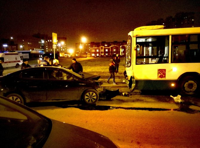 На Камышовой в Петербурге в ДТП попали легковушка и автобус (5)