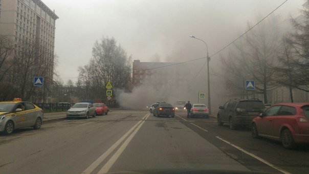 В Петербурге загорелся эвакуатор с автомобилем на нем (8)