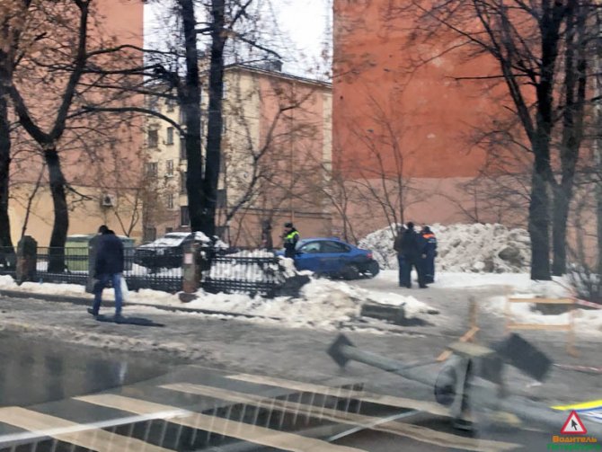 В Петербурге 18-летний водитель BMW сбил светофор и женщину (2)