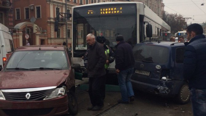 На Лиговском в Петербурге автобус протаранил две машины (3)