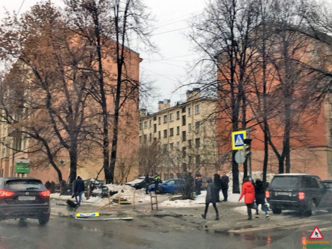 В Петербурге 18-летний водитель BMW сбил светофор и женщину (8)