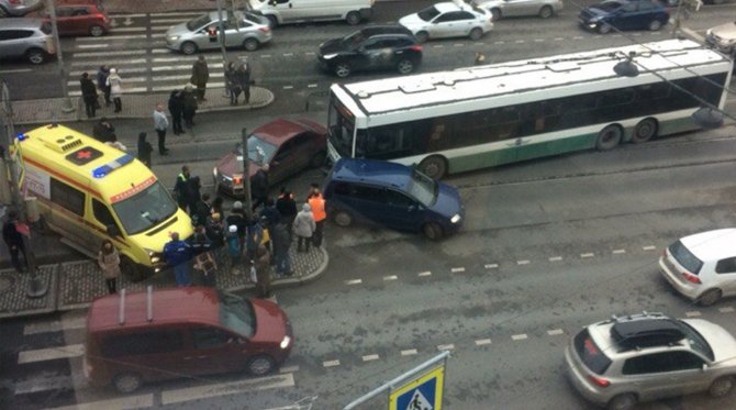 На Лиговском в Петербурге автобус протаранил две машины (1)