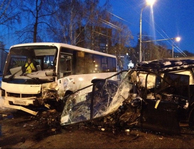 В Пензе иномарка протаранила автобус (1)