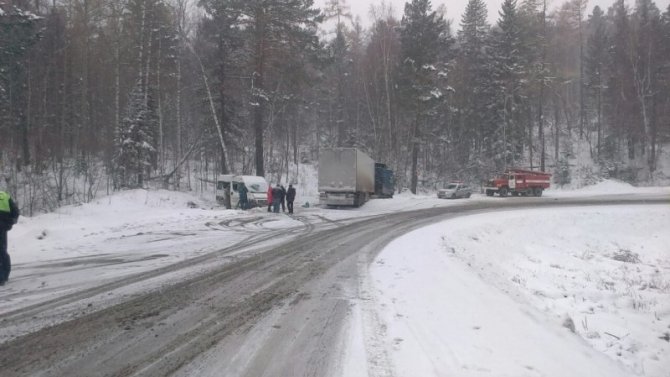 Под Иркутском столкнулись маршрутка и грузовик есть пострадавшие (3)