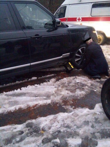 В Москве Range Rover убил водителя при попытке поменять колесо (1)
