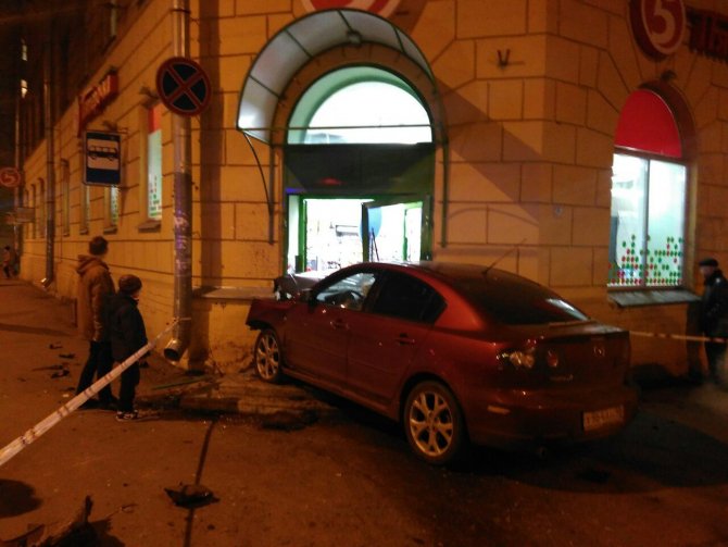 В Петербурге автомобиль врезался в магазин, сбив пешехода (2).jpg