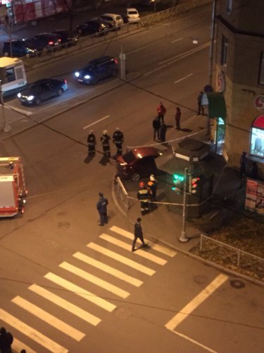 В Петербурге автомобиль врезался в магазин, сбив пешехода (9).jpg