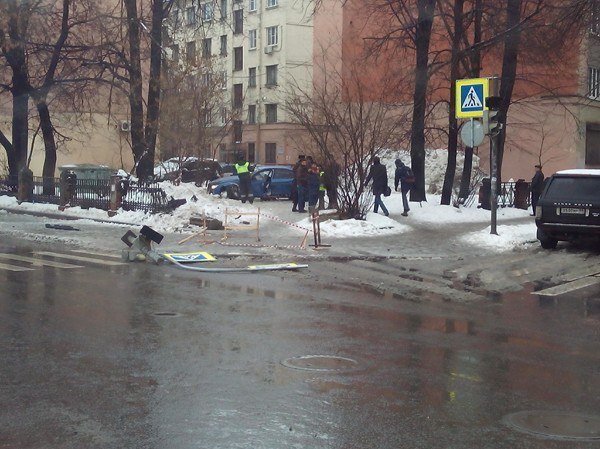 В Петербурге 18-летний водитель BMW сбил светофор и женщину (5)