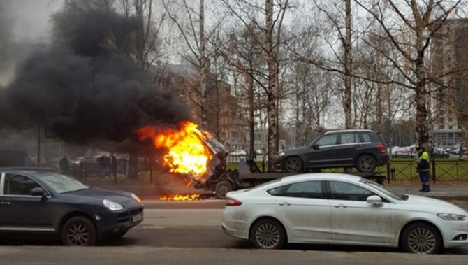 В Петербурге загорелся эвакуатор с автомобилем на нем (5)
