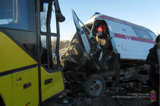 Под Волгоградом в ДТП со «скорой» и автобусом пострадали четыре человека (2)