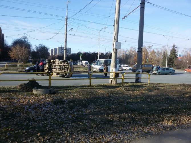 В Тольятти в ДТП с перевернувшейся маршруткой пострадали люди (3)