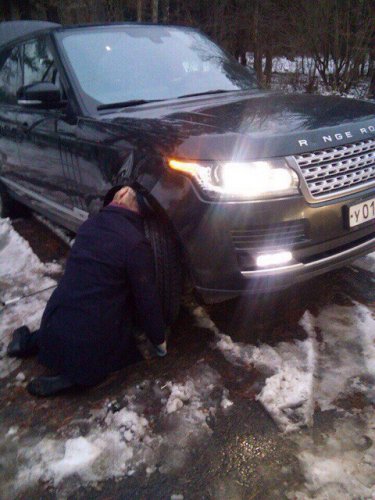 В Москве Range Rover убил водителя при попытке поменять колесо (2)