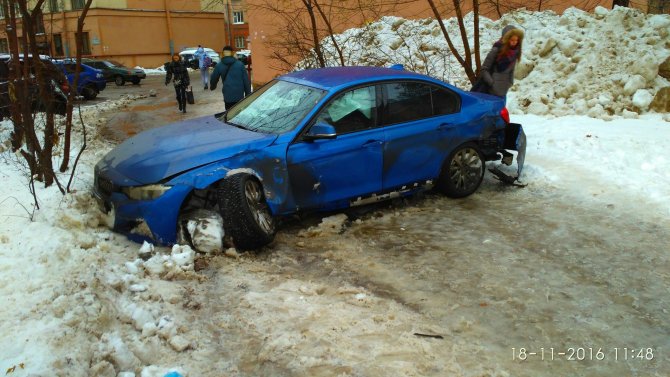 В Петербурге 18-летний водитель BMW сбил светофор и женщину (3)