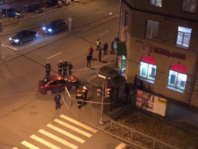 В Петербурге автомобиль врезался в магазин, сбив пешехода (8).jpg
