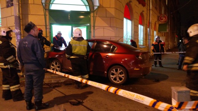 В Петербурге автомобиль врезался в магазин, сбив пешехода (5).jpg