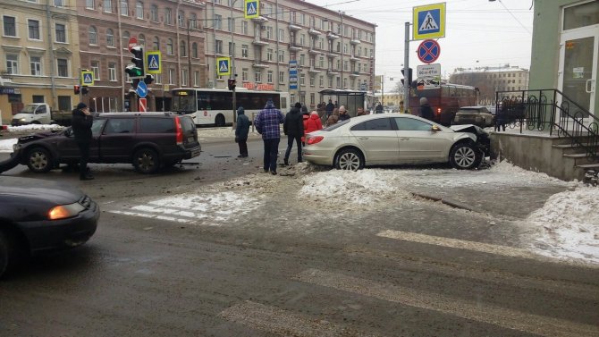 На Лиговском проспекте в Петербурге автомобиль врезался в дом