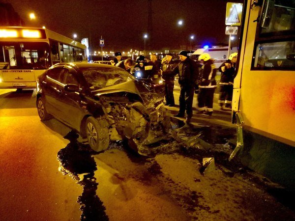 На Камышовой в Петербурге в ДТП попали легковушка и автобус (1)