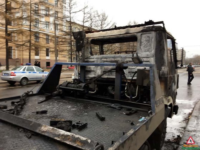 В Петербурге загорелся эвакуатор с автомобилем на нем (3)