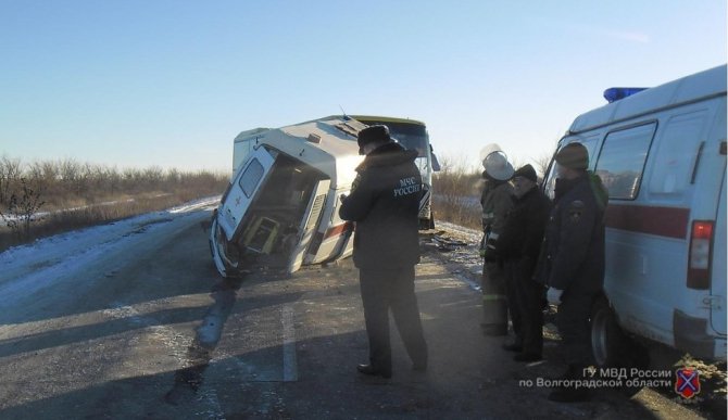 Под Волгоградом в ДТП со «скорой» и автобусом пострадали четыре человека (1)