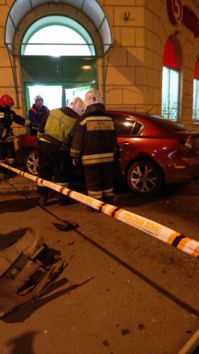 В Петербурге автомобиль врезался в магазин, сбив пешехода (6).jpg