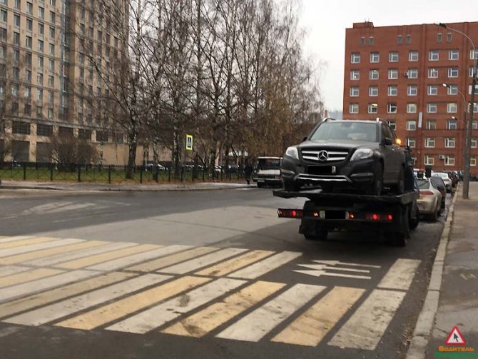 В Петербурге загорелся эвакуатор с автомобилем на нем (9)