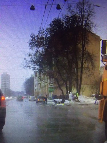 В Петербурге 18-летний водитель BMW сбил светофор и женщину (4)