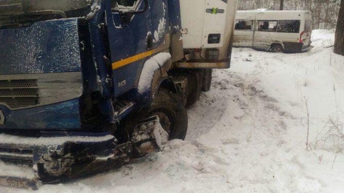 Под Иркутском столкнулись маршрутка и грузовик есть пострадавшие (1)
