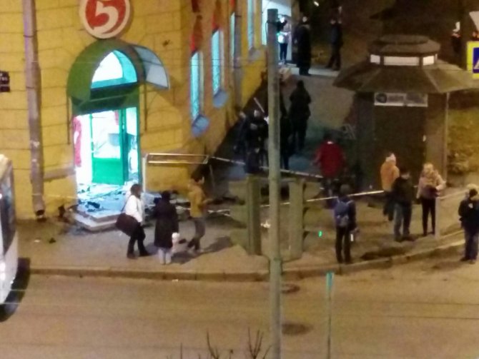 В Петербурге автомобиль врезался в магазин, сбив пешехода (10).jpg