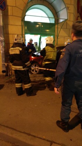 В Петербурге автомобиль врезался в магазин, сбив пешехода (7).jpg