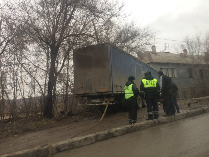 В Самаре фура едва не снесла остановку и дом (1)