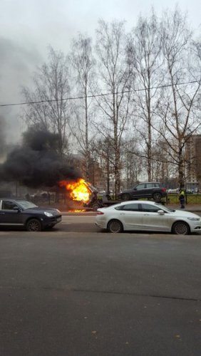 В Петербурге загорелся эвакуатор с автомобилем на нем (6)