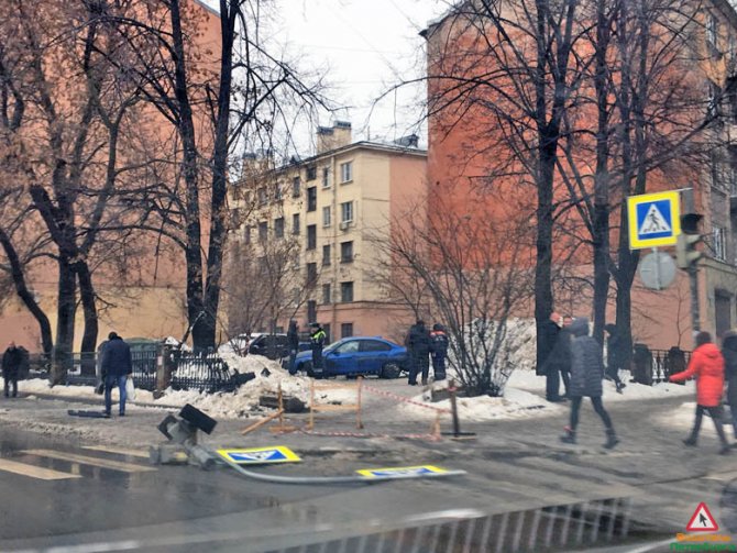 В Петербурге 18-летний водитель BMW сбил светофор и женщину (1)