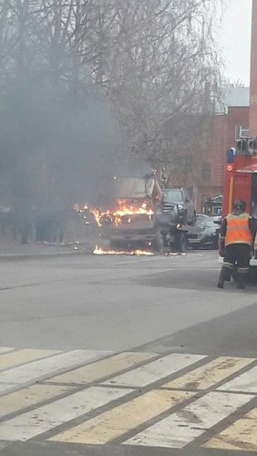 В Петербурге загорелся эвакуатор с автомобилем на нем (7)