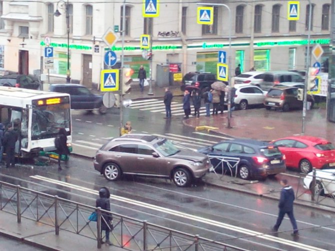 На Лиговском в Петербурге снова случилось ДТП с автобусом (4)