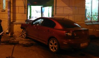 В Петербурге автомобиль врезался в магазин, сбив пешехода