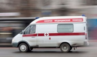 В Москве автомобиль сбил женщину на остановке