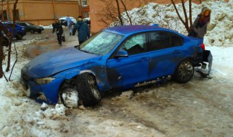 В Петербурге 18-летний водитель BMW сбил светофор и женщину