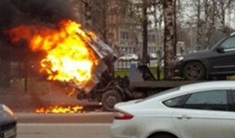 В Петербурге загорелся эвакуатор с автомобилем на нем