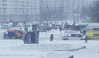 В Петербурге женщина попала под снегоуборочную машину